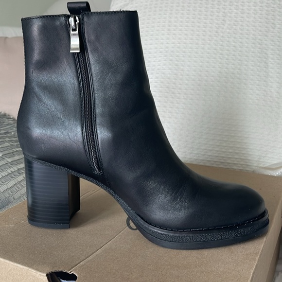 👢 CLARKS Mable Easy black leather boot, size 9 1/2. - Picture 8 of 16